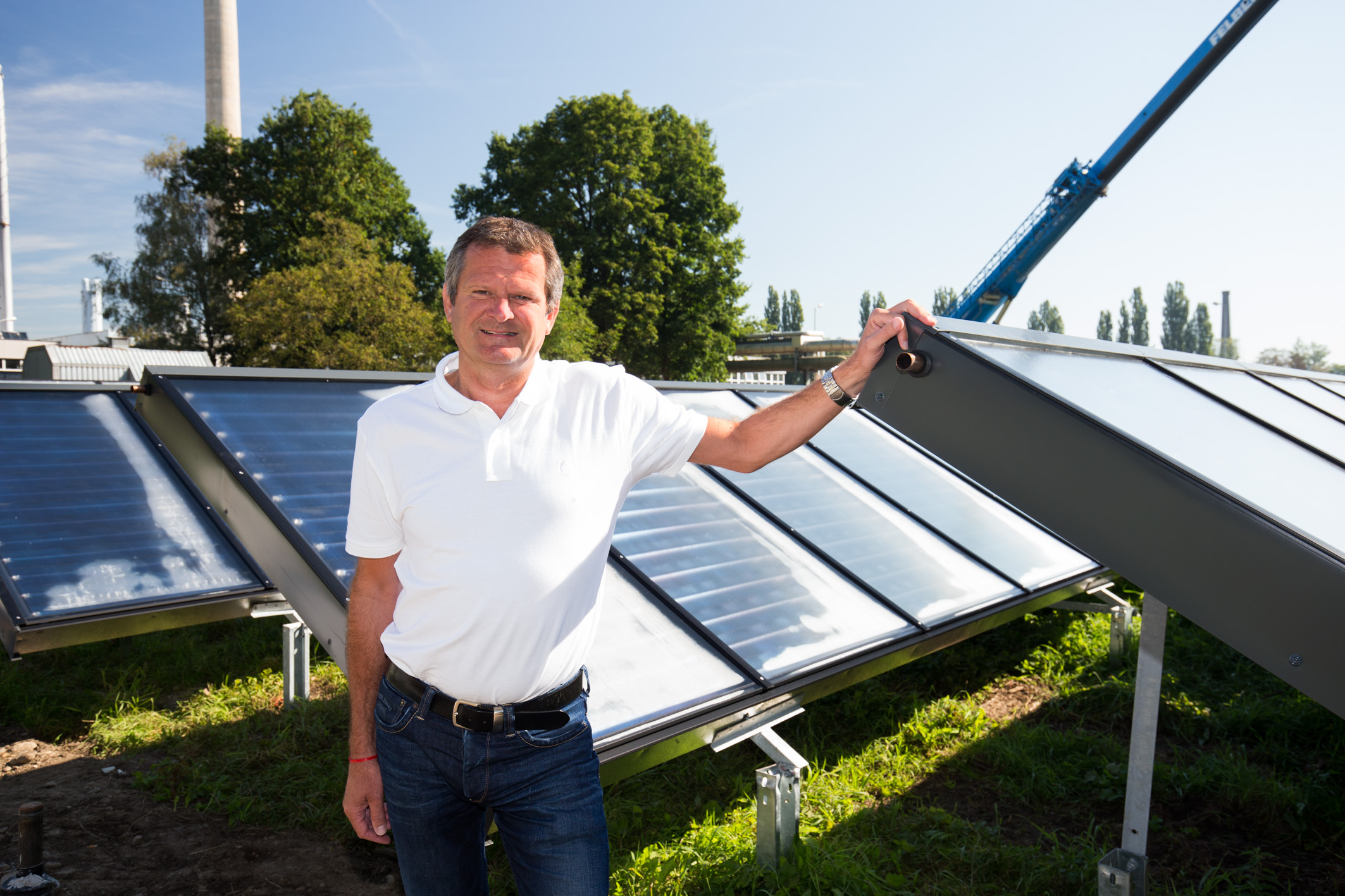 Gerald Moravi mit Solarkollektoren von der Fernwärme Graz