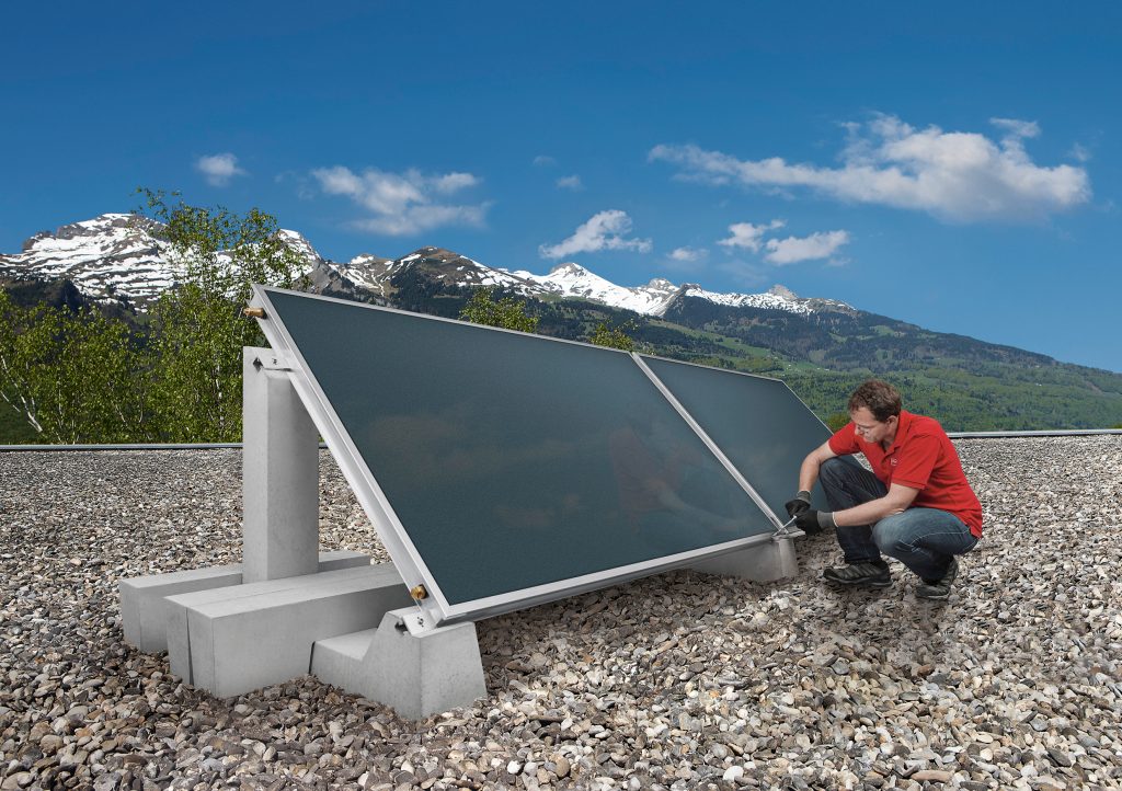 Hoval Solarkollektor UltraSol 2 auf Flachdach mit BEtonsockel und Techniker